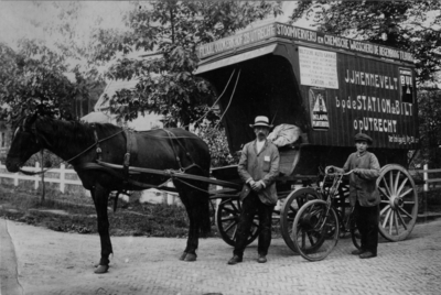 808381 Afbeelding van Jacobus Johannes Hennevelt (1885-1971) met zijn bodewagen voor de bodedienst tussen Station De ...